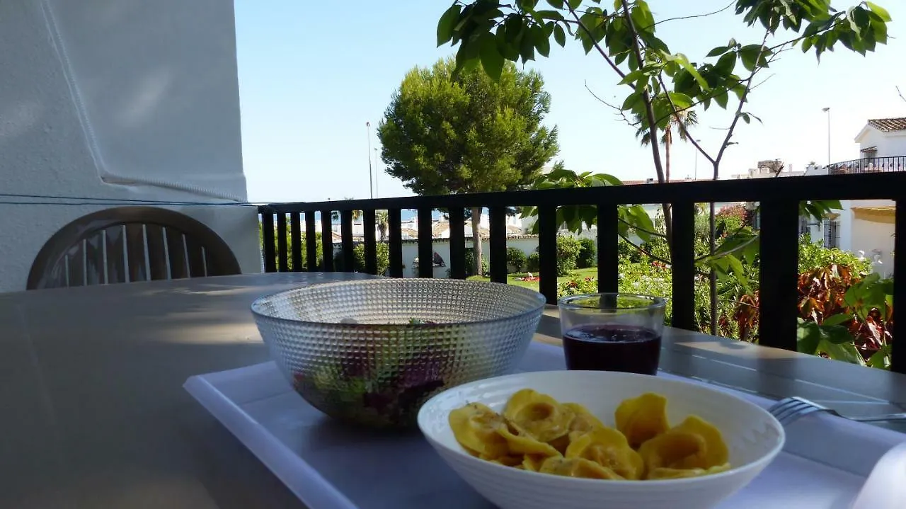 Apartment, 2 Bedrooms, On The Beach, With Pool, Sea Views And Garden -- All Included, Parking & Wifi Benalmádena Spanien