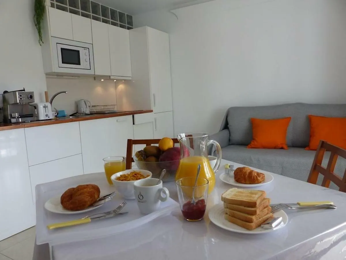Apartment, 2 Bedrooms, On The Beach, With Pool, Sea Views And Garden -- All Included, Parking & Wifi Benalmádena Lägenhet