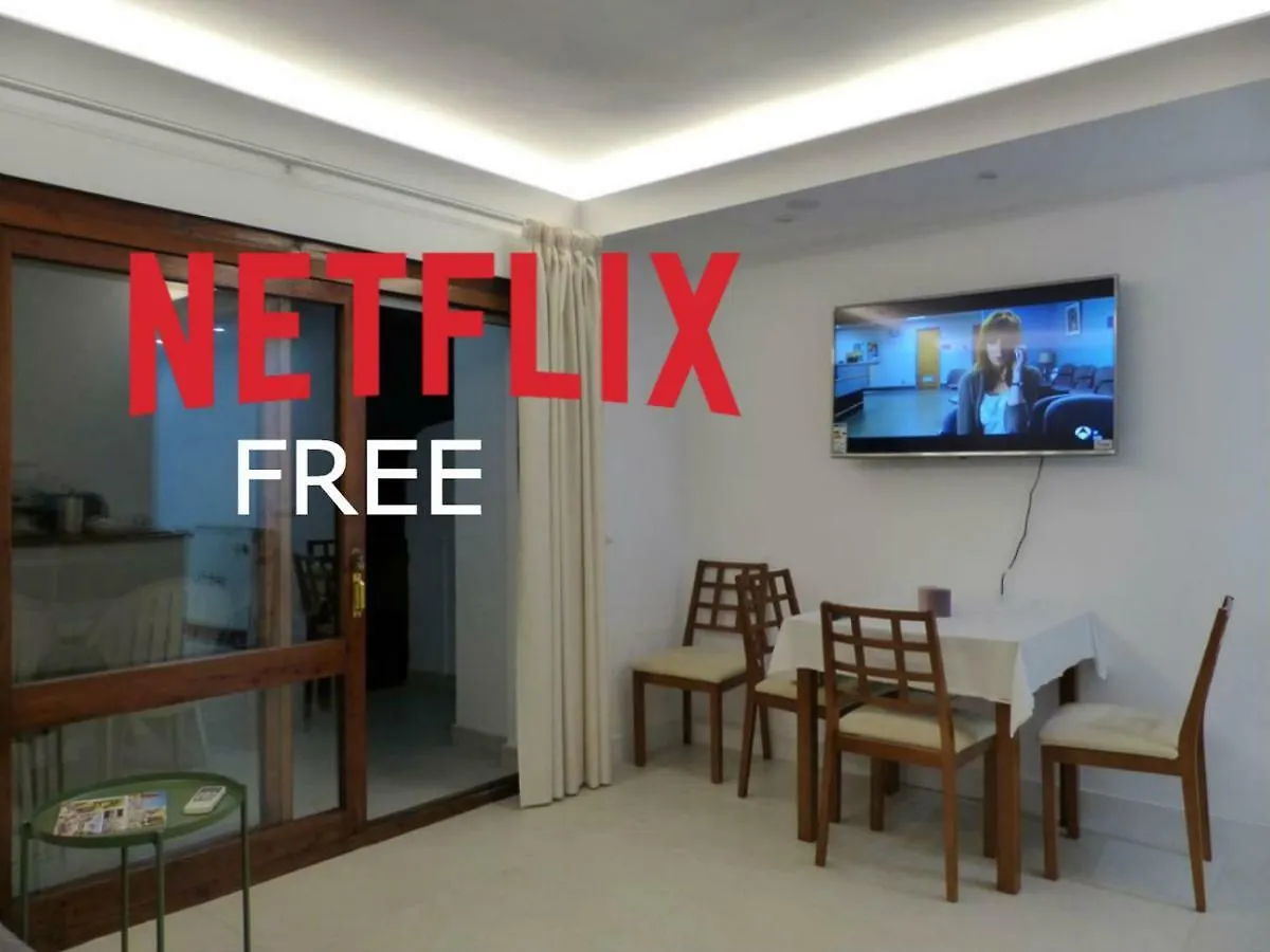 Apartment, 2 Bedrooms, On The Beach, With Pool, Sea Views And Garden -- All Included, Parking & Wifi Benalmádena Lägenhet
