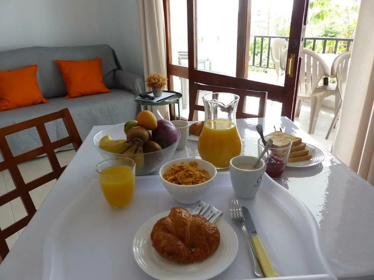 Apartment, 2 Bedrooms, On The Beach, With Pool, Sea Views And Garden -- All Included, Parking & Wifi Benalmádena Lägenhet