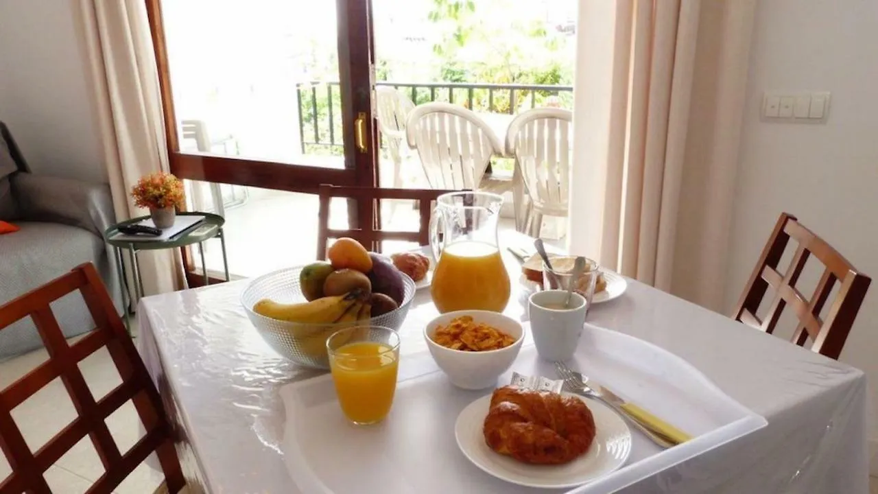 Apartment, 2 Bedrooms, On The Beach, With Pool, Sea Views And Garden -- All Included, Parking & Wifi Benalmádena