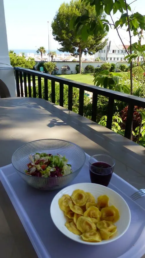 Apartamento Apartment, 2 Bedrooms, On The Beach, With Pool, Sea Views And Garden -- All Included, Parking & Wifi Benalmádena España