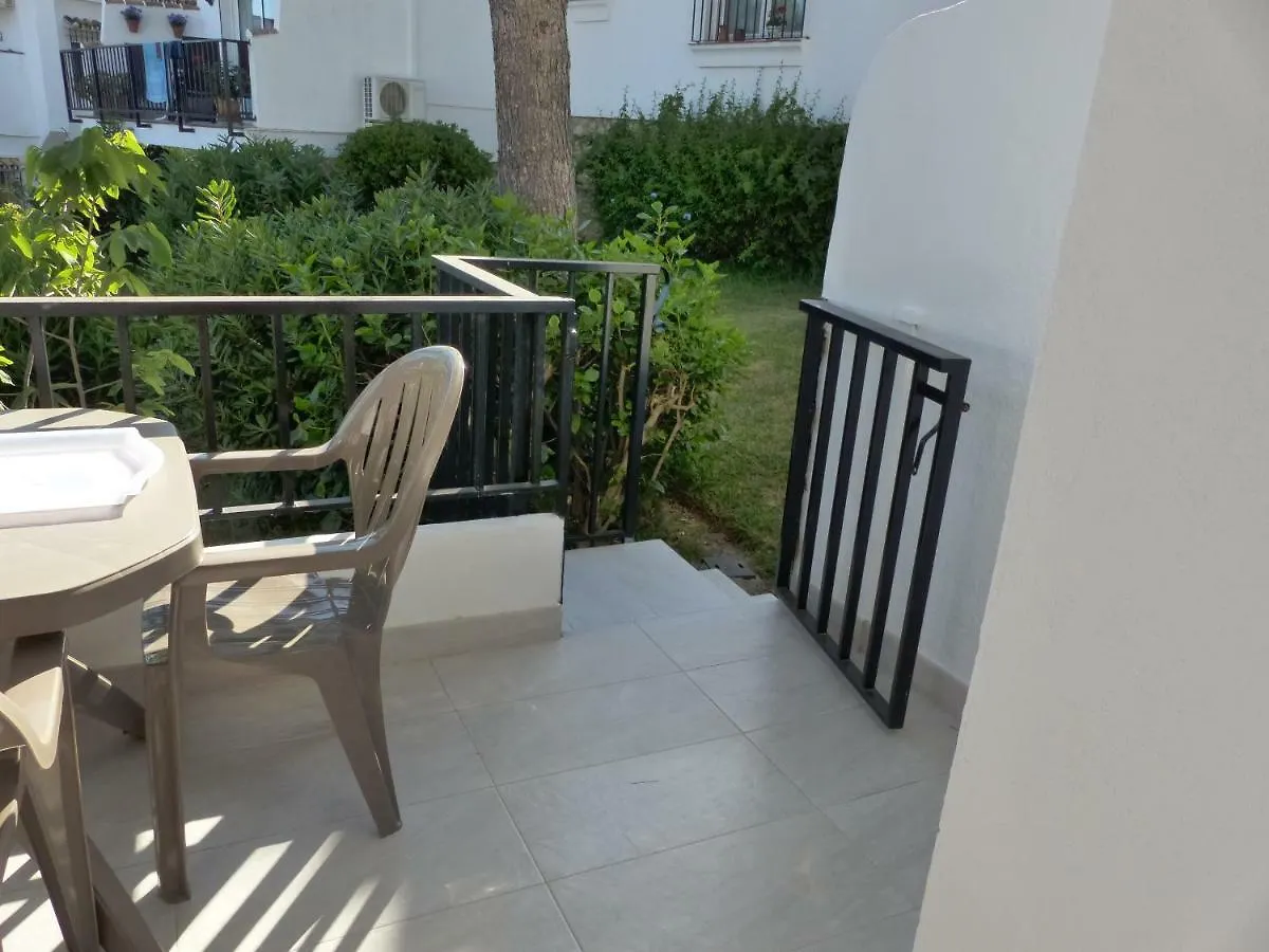 Apartment, 2 Bedrooms, On The Beach, With Pool, Sea Views And Garden -- All Included, Parking & Wifi Benalmádena España