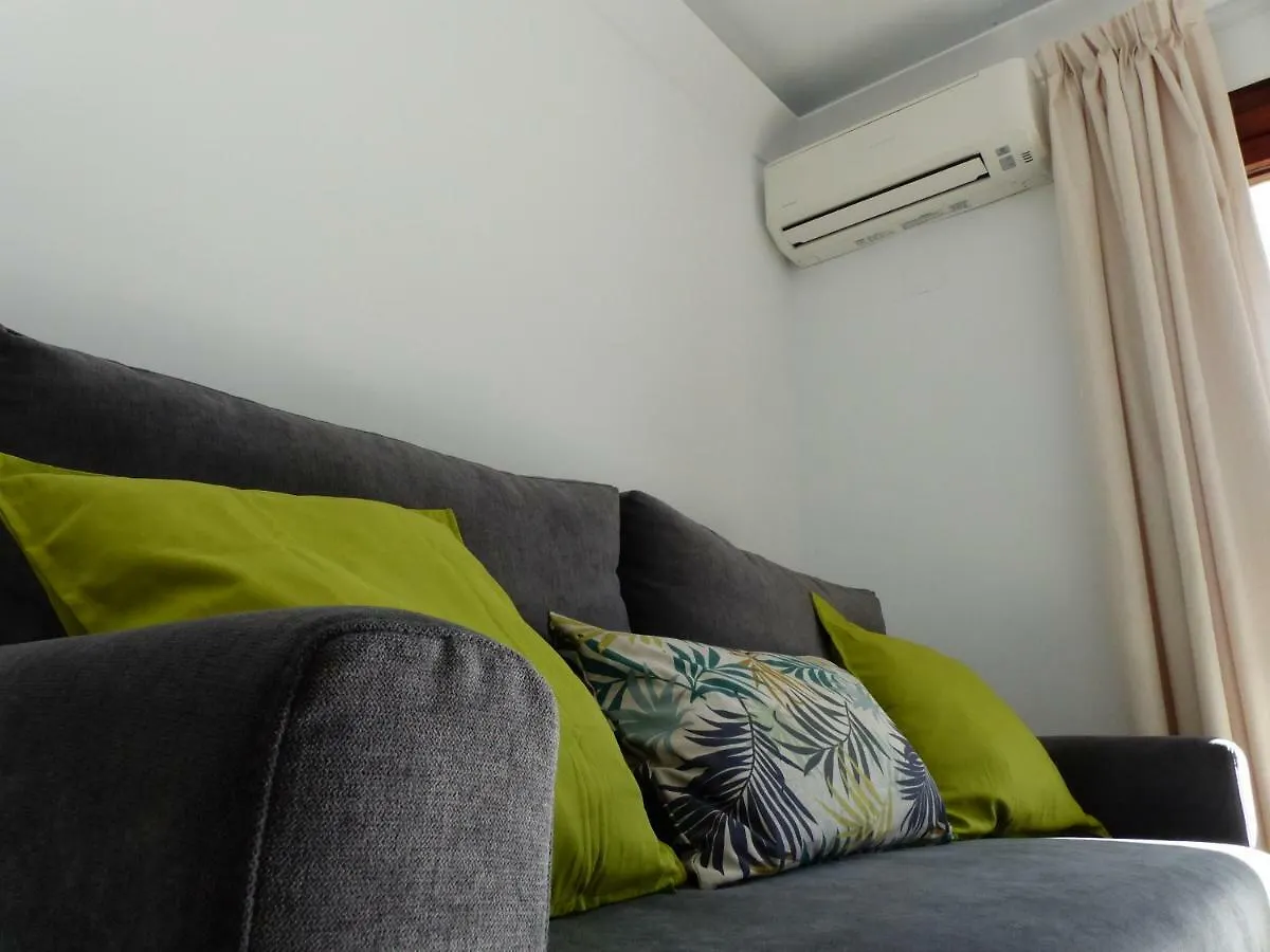 Apartment, 2 Bedrooms, On The Beach, With Pool, Sea Views And Garden -- All Included, Parking & Wifi Benalmádena 0*,  España