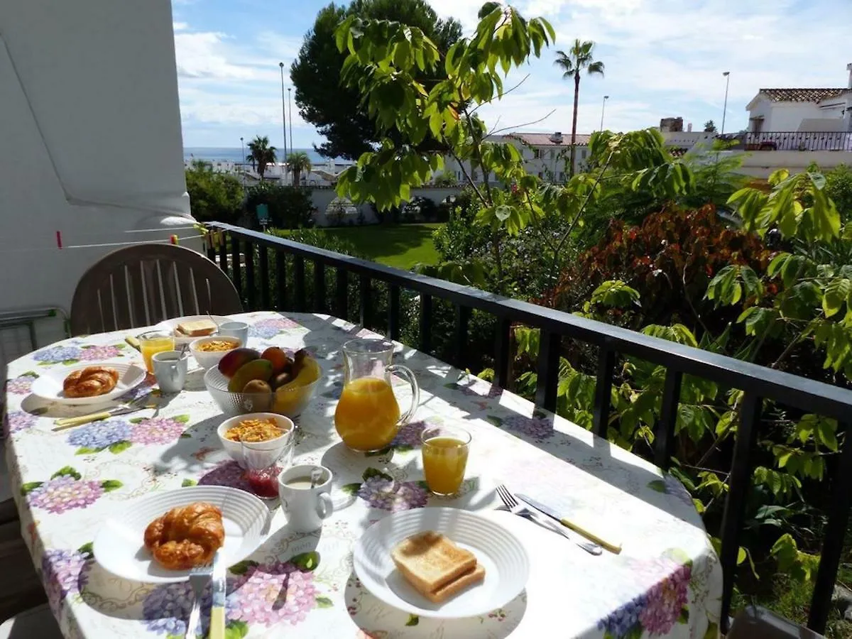 Apartment, 2 Bedrooms, On The Beach, With Pool, Sea Views And Garden -- All Included, Parking & Wifi Benalmádena 0*,