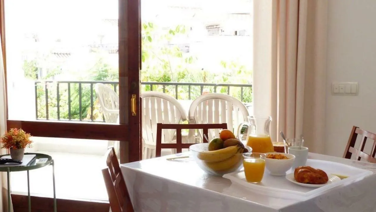 Apartamento Apartment, 2 Bedrooms, On The Beach, With Pool, Sea Views And Garden -- All Included, Parking & Wifi Benalmádena España